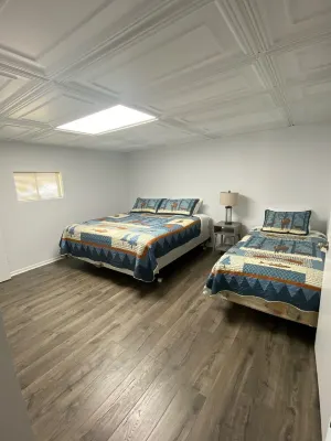 Cozy ranch, peaceful cove, dock space available. Close to restaurants!