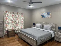 Pet friendly enclosed yard and close to town Hotels near Davidson River
