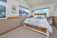 Lovely Dockside Apartment! Located right in the Harbor!