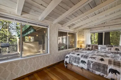 Walk to town, Lake access, Pet Friendly, King bed, Patio mountain views