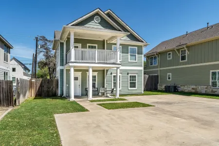 Aggieland 5 bedroom house steps from TAMU campus and Kyle Field.