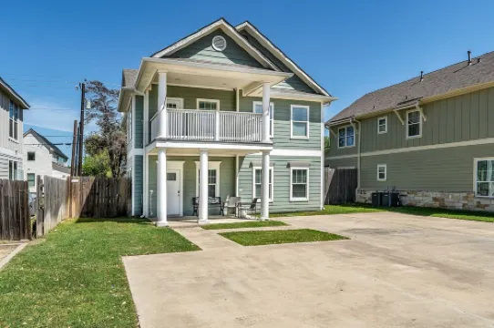 Aggieland 5 bedroom house steps from TAMU campus and Kyle Field.