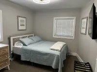 Private Hot Tub, Outdoor TV, near Downtown & Lake Michigan Beaches!