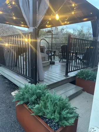 The LookOut! A Romantic Getaway with Spa & Views! Отели рядом с достопримечательностью «Joe's Sew & Vac»