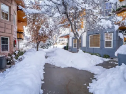 Luxe Chalet - Sleeps 15 ミッドウェイのホテル