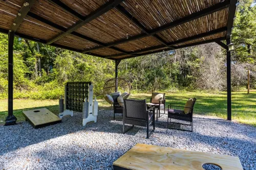 Huge Yard, BBQ, Fire-Pit, Devils Den & Rainbow Springs, Sleeps 5, Near HITS