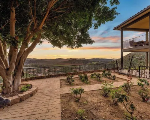 Breathtaking retreat in the wine country on the ranch with goats you can pet! 포웨이 호텔