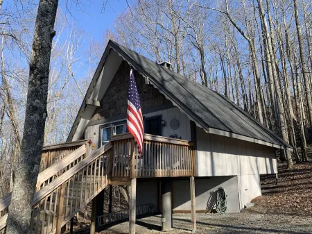 Pine Ridge retreat on Beech Mountain, quiet with fireplace and mountain views!