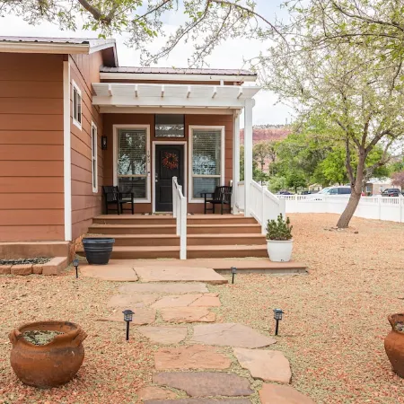 Charming home walking distance from downtown Kanab, w/King Suite