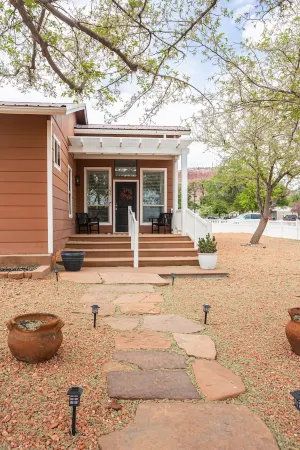 Charming home walking distance from downtown Kanab, w/King Suite Отели в г. Канаб