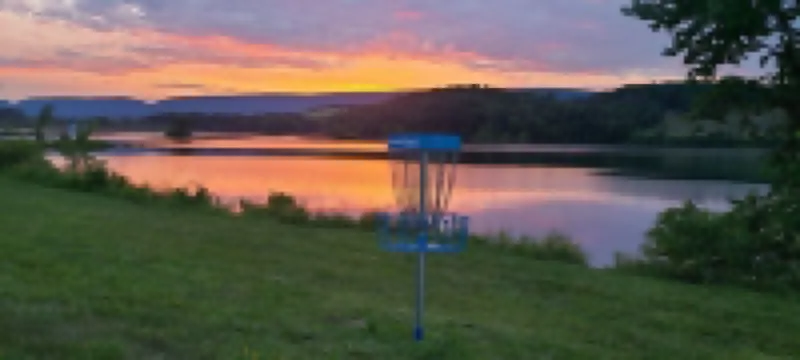 Cozy Vintage farmhouse in walking distance to Faylor Lake disc golf park.