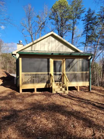 Whiskey Bent Stillhouse - Lake Lure cabin - 1/4 mile to Lake Lure Ingles Отели рядом с достопримечательностью «Lake lure»