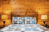 River Woods Retreat:10min to River, L2 EV, Hikes, 2 Fireplaces, Hottub, SP 10mi