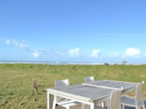 Fishing house in front of the sea. Hotels in Plovan