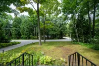 Retreat on a wooded lot within walking distance of downtown! Các khách sạn ở Sister Bay