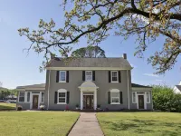The Grand Colonial Manor on East 11th - 3 Kings! Hotels in Anniston