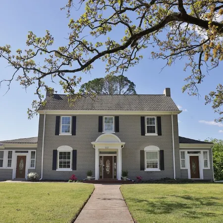 The Grand Colonial Manor on East 11th - 3 Kings!