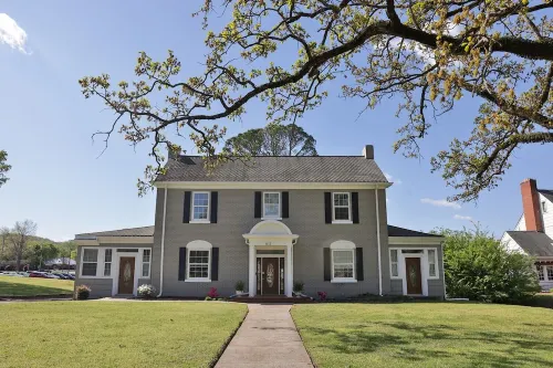 The Grand Colonial Manor on East 11th - 3 Kings!