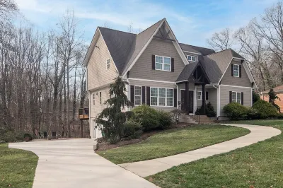 Peaceful Mountainbrook SouthPark Haven ~ Creekside Hotels near The Arboretum Shopping Center