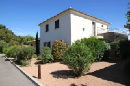 Luxury Apartment, Garden and Terrace, Swimmingpool, Beach 500m Away