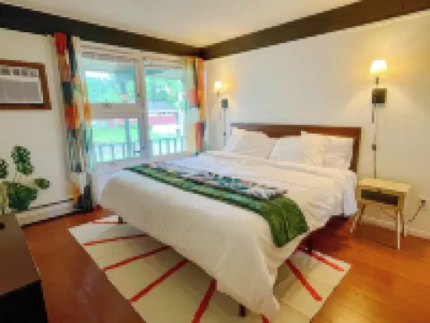 Mid-Century Prairie House by SU W/espresso/coffee bar, workspace & fast Wi-Fi