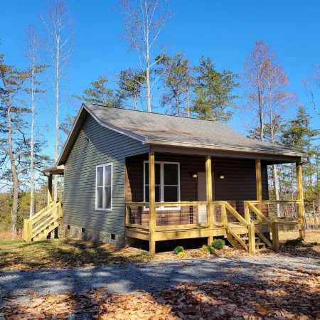 New cabin- access to horse trails, Pilot Mtn & Hanging Rock St. Pks