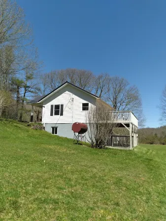 Nicely located, Cozy, PET Friendly cottage in beautiful Lake Toxaway, NC