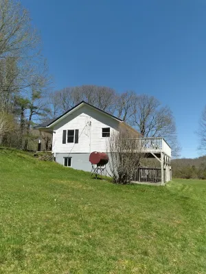 Nicely located, Cozy, PET Friendly cottage in beautiful Lake Toxaway, NC