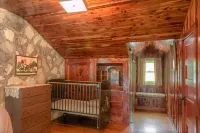 Amazing Private Riverfront! Rope swing, floating and concrete Dock! Sleeps 10!