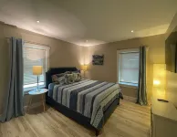 Heated Pool, Outdoor Kitchen,3 blocks from the beach.