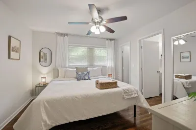 Cozy Home w/ Private Deck + Smart TVs, DT Marietta & ATL