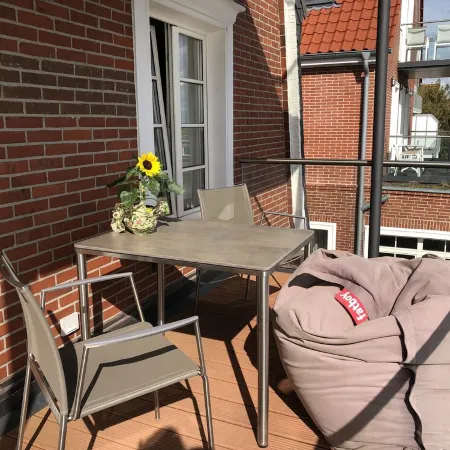 Comfort vacation apartment with south-facing balcony and unique view of the mudflats