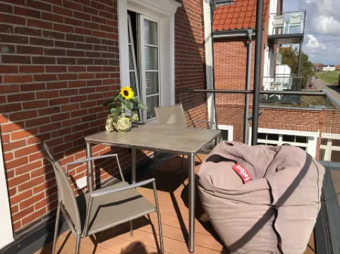 Comfort vacation apartment with south-facing balcony and unique view of the mudflats