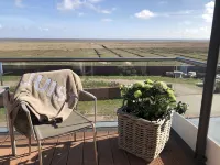Comfort vacation apartment with south-facing balcony and unique view of the mudflats