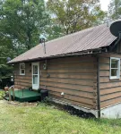 Cozy cabin for 4, 2 King size beds.  Porch with view of lake. Full kitchen.
