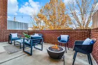 The Oleander - centrally located Luxury Townhouse steps from Magnolia Ave!