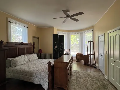 Magnificent Riverfront Victorian  House  steps from downtown Ottawa !