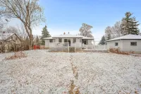 Comfy Homestay- Large Deck & Backyard - near St Paul Hotéis em Little Canada