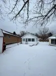 Waterfront house with sandy beach near downtown