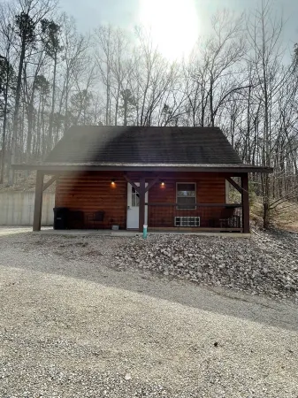 Pine Perfect Cabin on the edge of town only 1/2 mile from Current River!