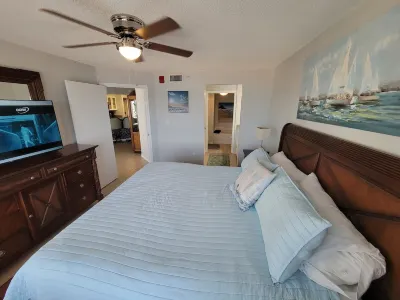 Williams Surf Side  Ocean front & turtles   condo  2 king BR in Ormond Beach FL Отели рядом с достопримечательностью «Парк Сибридж Риверфронт»