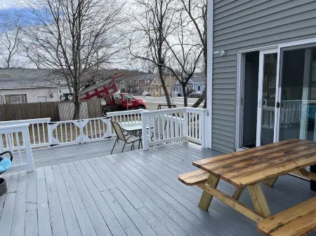 Lovely 3Br with free parking/King bed and patio-5 min from beach