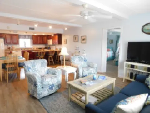 Beautiful and Spacious, 2 bed 2 full bath, pool and jacuzzi, steps to the ocean