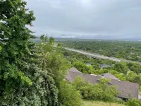 Cliffside haven to take your breath away! Hotels in Holladay