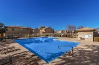 Short or Longer Stays! Spacious Chic Downtown Retreat w/ Community Pool