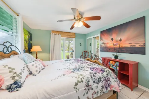 Tropical Gardens,4 Bdr, Large Yard, Pool, 5 min Walk to Beach,Koi Pond, Kailua - Kitchens