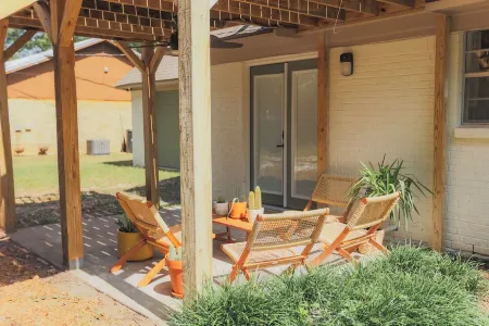 Less than 1 mile from downtown Fairhope! Отели рядом с достопримечательностью «Площадь Музеум»