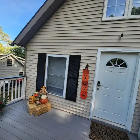 Cozy 3 bd Cottage w/ access to private lake