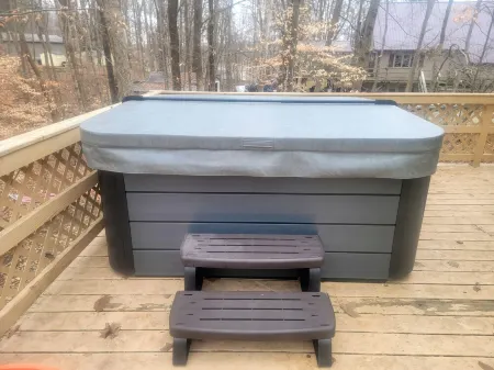 Charming lake cabin located next to Racoon State Park.