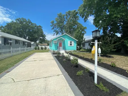 NEW LISTING!!!  Villas Quaint Coastal Cottage short drive to Beaches